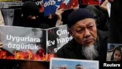 Para demonstran dari komunitas Uyghur menggelar aksi protes menentang pemerintah China dalam aksi di depan konsulat China di Istanbul, Turki, pada 30 November 2022. (Foto: Reuters/Dilara Senkaya)