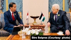 Presiden Joko Widodo dan Presiden Otoritas Nasional Palestina Mahmoud Abbas membahas situasi terakhir di Gaza di sela-sela KTT Luar Biasa Organisasi Kerja Sama Islam di Riyadh, Arab Saudi, Sabtu, November 11, 2023. (Foto: Biro Setpres)