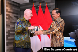 Presiden Giovanni Vincenzo Infantino memberikan bola kepada Presiden Joko Widodo pada saat pembukaan kantor FIFA di Jakarta, Jumat (10/11). (Foto: Biro Setpres)