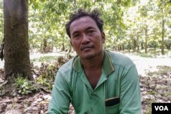 លោក សាង សំ អាយុ៤៨ឆ្នាំ ស្ថិតក្នុងចំណោមពលរដ្ឋដែលប្រឈមការរុះរើផ្ទះ ដោយសារគម្រោងផ្លូវល្បឿនលឿនភ្នំពេញ-បាវ៉ិត ផ្តល់បទសម្ភាសន៍ដល់វីអូអេ នៅខេត្តកណ្តាល កាលពីថ្ងៃទី១៥ ខែមិថុនា ឆ្នាំ២០២៣។ (ស៊ុន ណារិន/វីអូអេ)