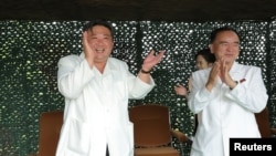 북한은 김정은 국무위원장이 참석한 가운데 신형 고체연료 대륙간탄도미사일(ICBM) 화성-18형을 시험발사했다며 사진을 공개했다.