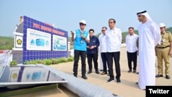 Presiden Joko Widodo meresmikan selesainya pembangunan pembangkit listrik tenaga surya (PLTS) terapung Cirata di Kabupaten Purwakarta, Jawa Barat, 9 November 2023. (Twitter/@jokowi). 