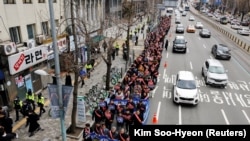 Para dokter Korea Selatan berbaris menuju ke Kantor Kepresidenan untuk memprotes kebijakan medis pemerintah di Seoul, Korea Selatan, 25 Februari 2024. (Foto: REUTERS/Kim Soo-Hyeon)