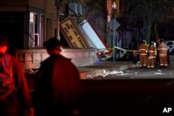 Sejumlah petugas sedang membersihkan gedung Apollo Theatre di Belvidere, Illinois, yang rusak akibat diterjang badai musim semi, Jumat, 31 Maret 2023. Badai juga mengakibatkan sejumlah pengunjung teater cedera. (Foto: Matt Marton/AP Photo)