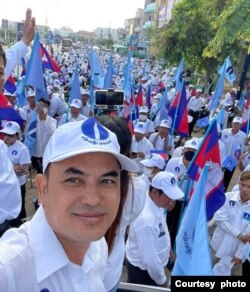 សកម្មជនគណបក្សភ្លើងទៀន លោក ខឹម ចាន់វណ្ណៈ ថតរូបនៅក្នុងយុទ្ធនាការឃោសនាបោះឆ្នោតក្រុមប្រឹក្សាឃុំសង្កាត់ កាលពីថ្ងៃទី៣ ខែមិថុនា ឆ្នាំ២០២២។ (រូបផ្តល់ឱ្យដោយ អ្នកស្រី ឡង់ សូដានី)