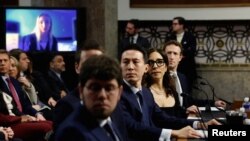 នាយក​ប្រតិបត្តិ​នៃ​ក្រុមហ៊ុន​បច្ចេកវិទ្យាព័ត៌មាន​ចូលរួម​សវនាការ​របស់​ព្រឹទ្ធសភាអាមេរិក​ស្តីពី​ការ​កេងប្រវ័ញ្ច​ផ្លូវភេទ​លើ​កុមារ​តាម​អនឡាន នៅវិមាន​សភាអាមេរិក ក្នុងរដ្ឋធានី​វ៉ាស៊ីនតោន ថ្ងៃពុធ ទី៣១ ខែមករា ឆ្នាំ២០២៤។