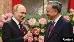 20일 블라디미르 푸틴 러시아 대통령이 베트남을 국빈방문해 또 럼 베트남 국가주석과 정상회담 전 담소를 나누고 있다.