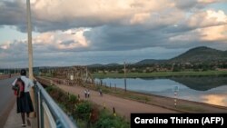 ARCHIVES - Une élève marche le long d'un pont sur le fleuve Congo à Kolwezi, le 20 avril 2018.