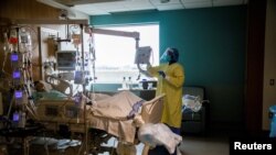 Seorang perawat memeriksa pasien yang dirawat di Rumah Sakit Humber River di Toronto, Kanada, pada 15 April 2021. (Foto: Reuters/Carlos Osorio)