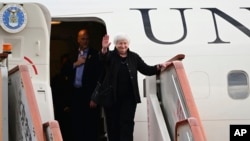 รัฐมนตรีว่าการกระทรวงการคลังสหรัฐฯ แจเน็ต เยลเลน ก้าวลงจากเครื่องบินที่กรุงปักกิ่ง และได้รับการต้อนรับอย่างเรียบง่ายจากเจ้าหน้าที่กระทรวงการคลังจีน และทูตสหรัฐฯ ประจำประเทศจีน นิโคลัส เบิร์นส 