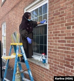 Siti Suwarti: "Setiap tahun ikut bersih-bersih Imaam Center menjelang Ramadan." (foto: KA)