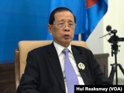 អ្នកនាំពាក្យ​គណបក្ស​កាន់​អំណាច​លោក​សុខ ឥសាន​ ផ្តល់​បទសម្ភាសន៍​ជាមួយ​សំឡេង​សហរដ្ឋ​អាមេរិក​ (វីអូអេ​)​ នៅ​ទីស្នាក់​កណ្តាល​គណបក្ស​ប្រជាជនកម្ពុជា​ ក្នុងទីក្រុង​ភ្នំពេញ​ ថ្ងៃទី​៦ កក្កដា​ ឆ្នាំ​ ២០២៣។ (ហ៊ុល រស្មី/វីអូអេ)