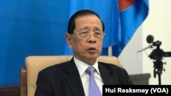 អ្នកនាំពាក្យ​គណបក្ស​កាន់​អំណាច​លោក​សុខ ឥសាន​ ផ្តល់​បទសម្ភាសន៍​ជាមួយ​សំឡេង​សហរដ្ឋ​អាមេរិក​ (វីអូអេ​)​ នៅ​ទីស្នាក់​កណ្តាល​គណបក្ស​ប្រជាជនកម្ពុជា​ ក្នុងទីក្រុង​ភ្នំពេញ​ ថ្ងៃទី​៦ កក្កដា​ ឆ្នាំ​ ២០២៣។ (ហ៊ុល រស្មី/វីអូអេ)