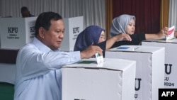 ผู้ท้าชิงเก้าอี้ปธน.อินโดนีเซีย ปราโบโว ซูเบียนโต ออกมาใช้สิทธิ์เลือกตั้ง ที่คูหาในโบโกร์ อินโดนีเซีย 14 ก.พ. 2024 (เอเอฟพี)