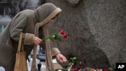 Жена му оддава почит на Алексеј Навални во Санкт Петербург, Русија, 21 февруари 2024 година. Навални, најпознатиот руски опозициски лидер, почина во затвор на 16 февруари, на 47 години