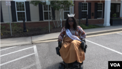 Chandra Smith, ingénieure en technologie, ex Miss Wheelchair Maryland 2023 et Première Noire Couronnée Miss Wheelchair États-Unis, à Pasadena dans le Maryland, en 2023 (Photo Nanythe Talani/VOA).
