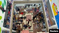 Displaced Palestinians, who fled their houses due to Israeli strikes, take shelter at Rantisi hospital, amid the ongoing conflict between Israel and Palestinian Islamist group Hamas, in Gaza City, Nov. 7, 2023. 