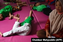 Seorang anak penyandang disabilitas cerebral palsy di Yayasan Sahabat Difabel, 6 Oktober 2021. (Foto: Chaideer Mahyuddin/AFP)