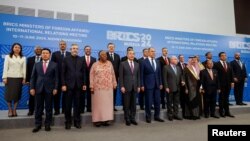 ผู้แทนของประเทศต่าง ๆ เข้าร่วมถ่ายรูประหว่างการประชุมระดับรัฐมนตรีของกลุ่ม BRICS ที่รัสเซีย เมื่อวันที่ 11 มิถุนายน 2024 