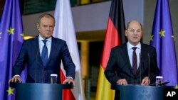 올라프 숄츠(오른쪽) 독일 총리와 도날트 투스크 폴란드 총리가 12일 베를린에서 기자회견하고 있다. 