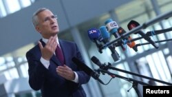 13일 옌스 스톨텐베르그 나토 사무총장이 벨기에 브뤼셀에 있는 동맹 본부에서 나토 국방장관 회의가 열린 날 언론 인터뷰를 진행하고 있다.