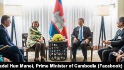 នាយករដ្ឋមន្ត្រីកម្ពុជា លោក ហ៊ុន ម៉ាណែត និងលោកស្រី Victoria Nuland អនុរដ្ឋមន្ត្រីស្តីទីនៃក្រសួងការបរទេសឋអាមេរិក ក្នុងជំនួបមួយនៅទីក្រុងញូវយ៉ក សហរដ្ឋអាមេរិក កាលពីថ្ងៃទី ២២ ខែកញ្ញា ឆ្នាំ ២០២៣។ (Facebook/Samdech Thipadei Hun Manet, Prime Minister of Cambodia)