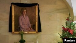 Црн појас на портретот на поранешната прва дама на САД Розалин Картер, која почина во Џорџија, фотографија во Белата куќа во Вашингтон, 27 ноември 2023 година.