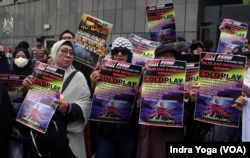 Aksi tolak konser Coldplay di depan Kedutaan Besar Inggris di Jakarta, Jumat (10/11). (VOA/Indra Yoga)