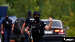 Polisi melakukan patroli di jalan menuju desa Banjska di Kosovo, pada 24 September 2023, menyusul insiden penembakan yang terjadi di wilayah tersebut. (Foto: Reuters/Ognen Teofilovski)
