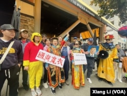 11月15日受伤的中国民主党党员王中伟，11月16日又带着他的“皇帝抗议团”来到君悦酒店附近抗议习近平修改宪法，强行连任。(VOA 周星晨)