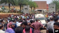 خلک له چاودنې وروسته د مرکز په مخ کې راټول شوي 