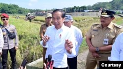 Presiden Joko Widodo di sela-sela kunjungan kerjanya di Jawa Tengah pada Rabu (19/6) menegaskan pelaku dan korban judi online tidak akan diberi bantuan sosial (bansos) oleh pemerintah. (BPMI Setpres)