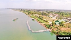 ទិដ្ឋភាពនៃសកម្មភាពដាក់ថ្មចូលទន្លេមេគង្គនៅខេត្តកំពង់ចាម។ (Facebook / Kampong Cham Provincial Hall)