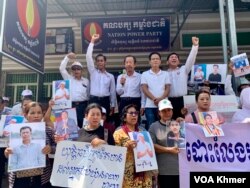 ថ្នាក់ដឹកនាំគណបក្សកម្លាំងជាតិ និងអ្នកគាំទ្រ ជួបជុំគ្នាសម្តែងមតិដោយលើកបដានិងស្រែកទាមទារឱ្យដោះលែងសកម្មជននយោបាយ នៅមុខទីស្នាក់ការគណបក្សកម្លាំងជាតិ សង្កាត់ចាក់អង្រែក្រោម ខណ្ឌមានជ័យ នៅថ្ងៃទី២២ ខែមេសា ឆ្នាំ២០២៤។ (លាស់ លីបលីប/វីអូអេ)