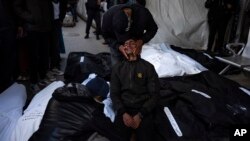 ពលរដ្ឋប៉ាឡេស្ទីនយំសោក​កាន់ទុក្ខ​សមាជិកគ្រួសារដែលត្រូវបានសម្លាប់ដោយសារការ​វាយប្រហារតាម​អាកាស​របស់​អ៊ីស្រាអែល​ នៅ​កន្លែងបញ្ចុះ​សាកសព​មួយ​ក្នុងទីក្រុង Rafah នៃតំបន់ហ្កាហ្សា នាថ្ងៃទី១២ ខែកុម្ភៈ ឆ្នាំ២០២៤។ 