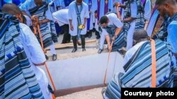 Lokacin da ake saka gawar Akeredolu a makwancinta (Hoto: Facebook/Oyo News)