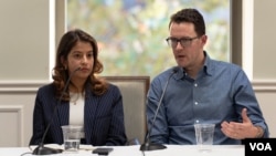 《华盛顿邮报》记者希巴尼·马塔尼(左)及《大西洋》杂志的专栏作家蒂莫西·麦克劳克林(右)近日出版新书"Among the Braves"(《勇者之中》)，讲述有关香港2019年反修例运动 (美国之音/陈念)