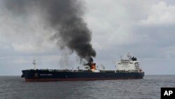 资料照片: 2024年1月27日悬挂马绍尔群岛国旗的“马林罗安达”油轮在亚丁湾被也门胡塞叛军发射的导弹击中后起火