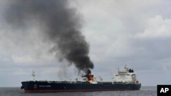 후티 반군의 대함 미사일 공격을 받은 '말린 루안다'호에서 연기가 솟아오르고 있다. 장소는 아덴만으로 알려졌다. 지난 1월 공개된 장면. (자료사진)