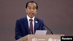 Presiden Joko Widodo berbicara dalam salah satu sesi di sela KTT Iklim di Dubai, Uni Emirat Arab, pada 1 Desember 2023. (Foto: Saul Loeb/Pool via Reuters)