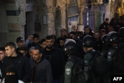 지난 5일 이스라엘 병력이 동예루살렘 아크사 사원에서 팔레스타인인들과 충돌 후 신자들을 내쫓고 있다. (자료사진)