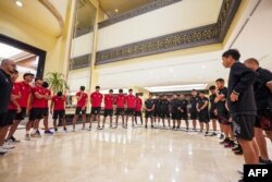 Reaksi anggota tim dan ofisial U-20 Indonesia setelah FIFA mengumumkan pembatalan turnamen sepak bola Piala Dunia FIFA U-20 Indonesia 2023, di sebuah hotel di Jakarta, 30 Maret 2023. (Handout / PERSATUAN SEPAKBOLA INDONESIA (PSSI) / AFP)