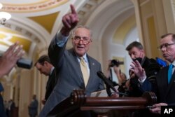 Lider većine u Senatu, demokrata iz Njujorka Čak Šumer, razgovara sa novinarima nakon nedeljnog sastanka kokusa, na Kapitol hilu, 19. septembra 2023.