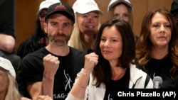 Predsjednica SAG-AFTRA, glumica Fren Dešner i glumac Ben Vajher na pres konferenciji su objavili da Udruženje filmskih glumaca i Federacija TV i radio umjetnika stupa na štrajk u ponoć 13. jula 2023. (Foto: AP/Chris Pizzello)