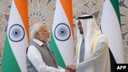 나렌드라 모디(왼쪽) 인도 총리와 셰이크 무함마드 빈 자예드 알나흐얀 UAE 대통령이 악수하고 있다.(자료사진)