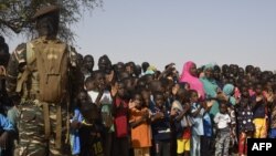 Watoto waliopoteza makazi wakiwa katika kijiji kilichopo Kusini Kaskazini mwa Niger Juni 9, 2022. Picha na BOUREIMA HAMA / AFP.