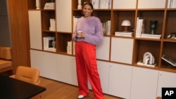 Deset posto radnika u dobi od 18 do 24 godine nema pojma da li njihovi poslodavci imaju uredski kodeks oblačenja, prema "IWG studiji: Evolucija uredske mode u hibridnom svijetu".