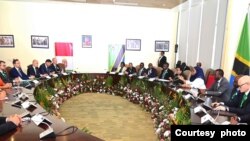 Rais wa Tanzania Samia Suluhu Hassan akiongoza ujumbe wa Tanzania katika mazungumzo na ujumbe wa Hungary unaongozwa na Rais Katalin Novak.