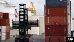 រូបឯកសារ៖ បុគ្គលិកម្នាក់កំពុងរៀបចំធុងកុងទីន័រ នៅក្នុងបរិវេណកំពង់ផែរបស់ក្រុមហ៊ុន DP World នៅផែ Botany ក្នុងក្រុងស៊ីដនី ប្រទេសអូស្ត្រាលី កាលពីថ្ងៃទី១៣ ខែវិច្ឆិកា ឆ្នាំ ២០២៣។