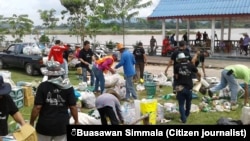 ປະຊາຊົນເກັບເສດປລາສຕິກຈາກແມ່ນໍ້າຂອງ.